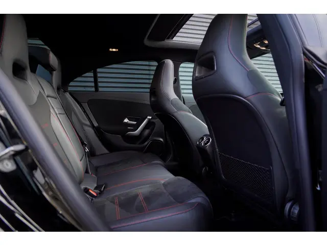 Mercedes-Benz CLA 250 e AMG Line 2023 Hybride Benzine 7