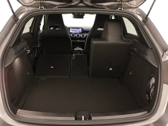Mercedes-Benz A-Klasse 200 AMG Line 2024 Benzine 32