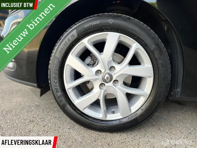 Renault Clio Estate 0.9 TCe Limited 2018 Benzine 31