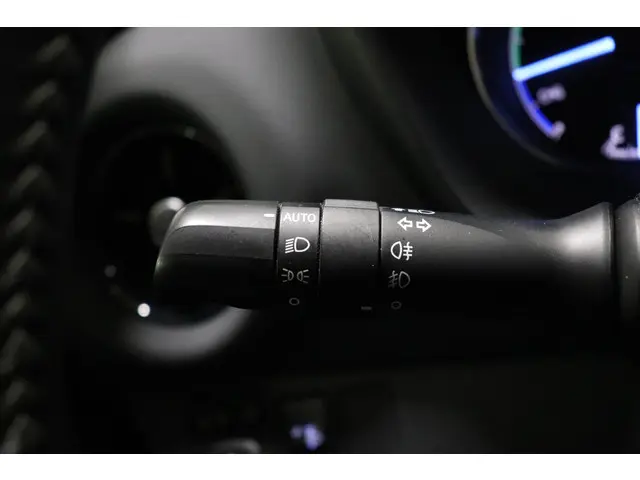 Toyota Yaris 1.5 Hybrid Bi-Tone, 2018 Hybride Benzine 25