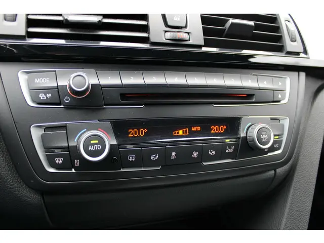BMW 3 Serie 316i M-Sport | Xenon | Navi prof. 2015 Benzine 23