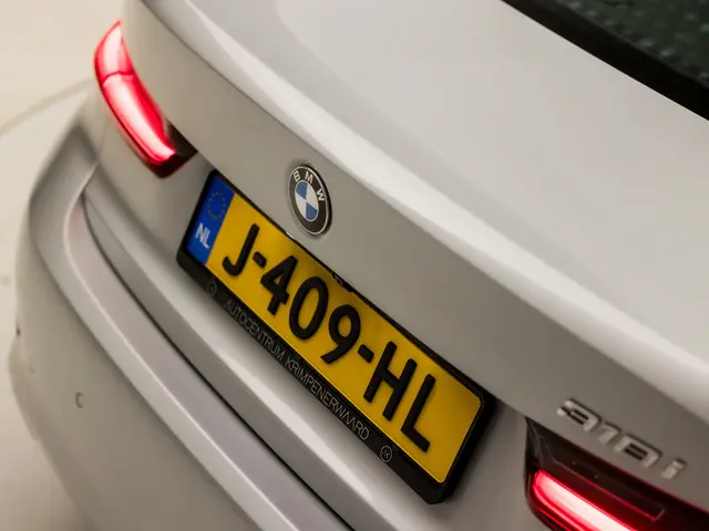 BMW 3 Serie 318i Executive Sportline 2020 Benzine 32