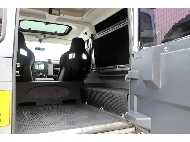 Land Rover Defender 2.2 D HT 90" SE 2012 Diesel 34