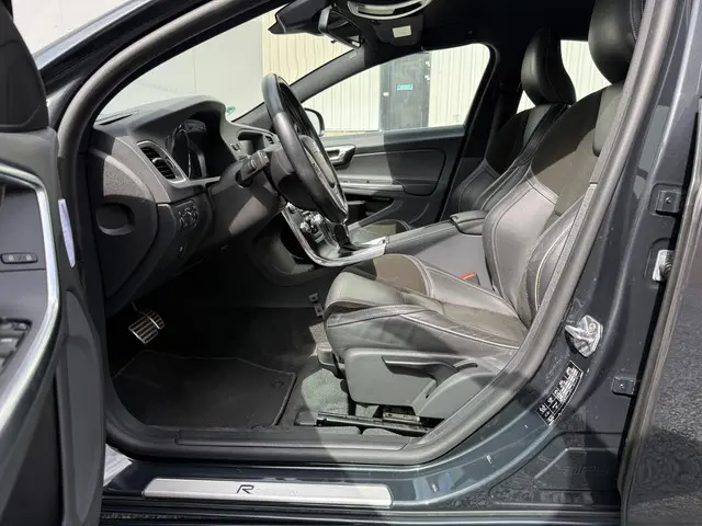 Volvo S60 1.6 T3 R-Design | 2015 | Automaat | 2015 Benzine 8