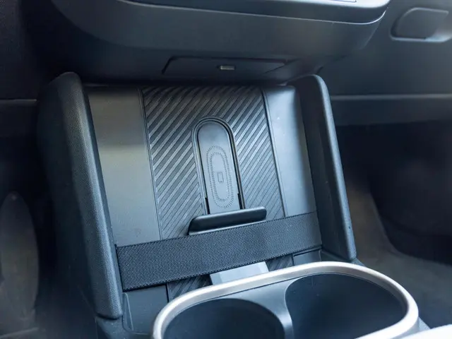 MINI 5-Deurs Cooper C Favoured 2025 Benzine 25