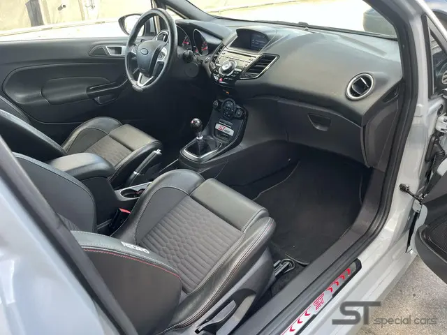 Ford Fiesta 1.6 ST200 2016 Benzine 12