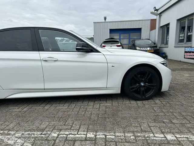 BMW 3 Serie 318i M Sport Edition 2018 Benzine 16