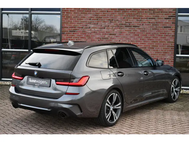 BMW 3 Serie Touring 320i M-Sport 2020 Benzine 52