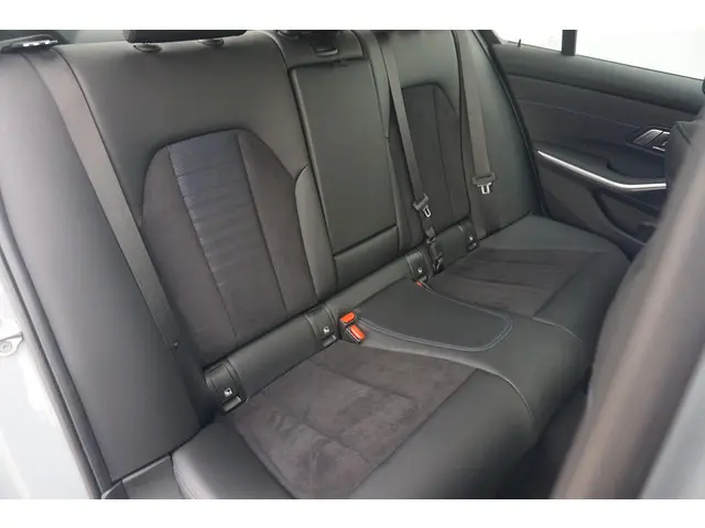 BMW 3 Serie 330e 2023 Hybride Benzine 10