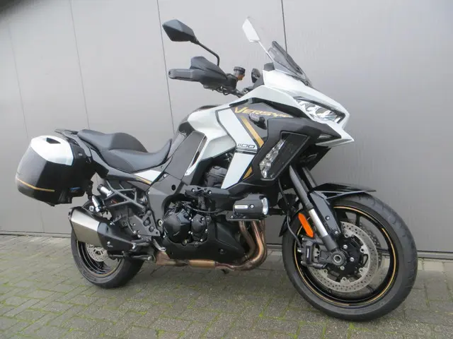 Kawasaki Versys 1100 S Tourer + 2025 Benzine 3