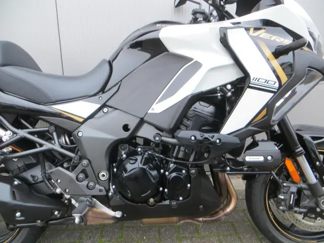 Kawasaki Versys 1100 S Tourer + 2025 Benzine 5