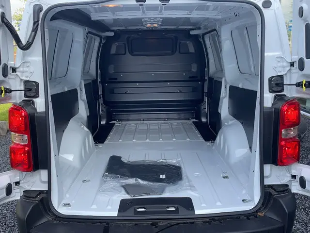 Toyota ProAce Worker 1.5 D-4D Live Long 2023 Diesel 18