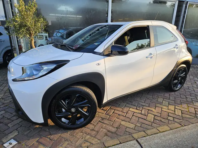 Toyota Aygo X 1.0 VVT-i S-CVT Play,(btw auto) 2025 Benzine 2