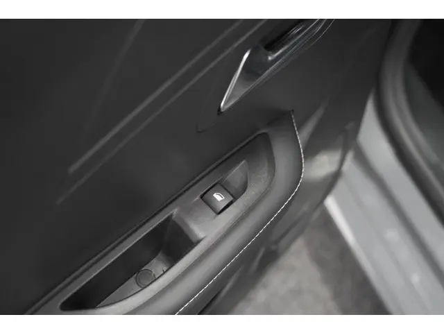 Peugeot 208 PureTech 100 Allure 2024 Benzine 37