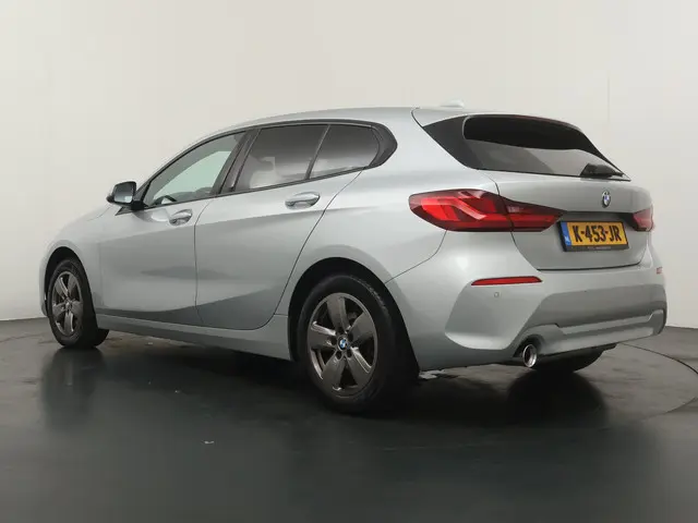 BMW 1 Serie 118i Executive Edition 2021 Benzine 3