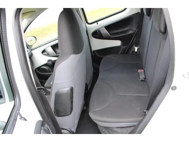 Toyota Aygo 1.0 VVT-i Now 5 Drs met Airco 2014 Benzine 13