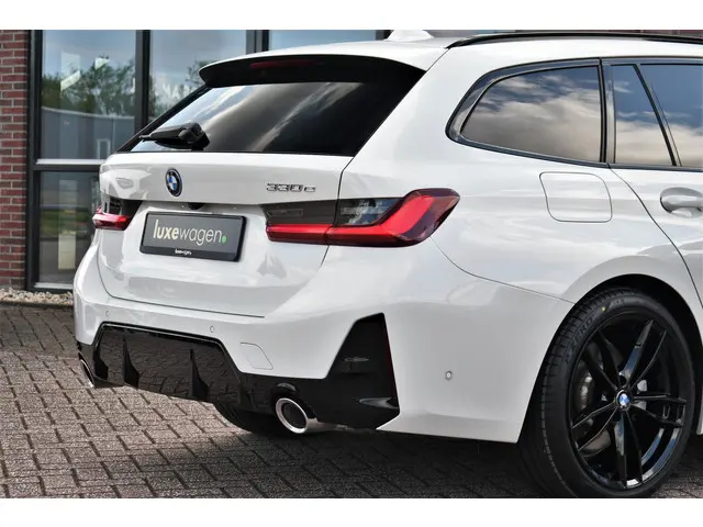 BMW 3 Serie Touring 330e M-Sport 2023 Hybride Benzine 22