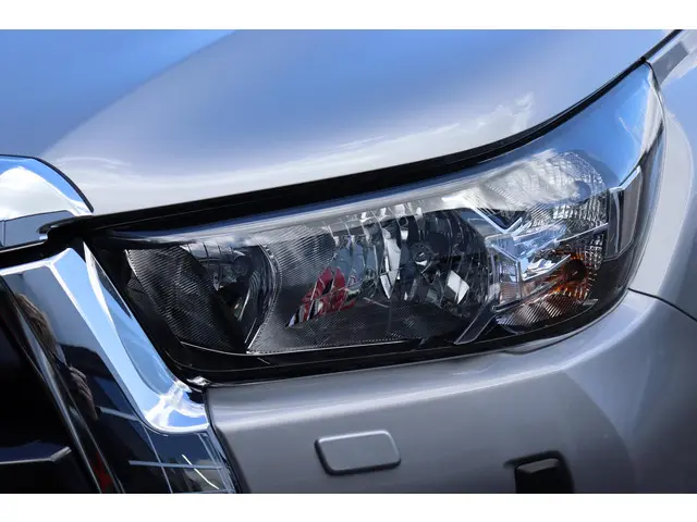 Toyota Hilux 2.4 D-4D Double Cab Challenger 2024 Diesel 32