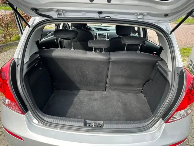 Hyundai i20 1.4i i-Vision 2013 Benzine 8