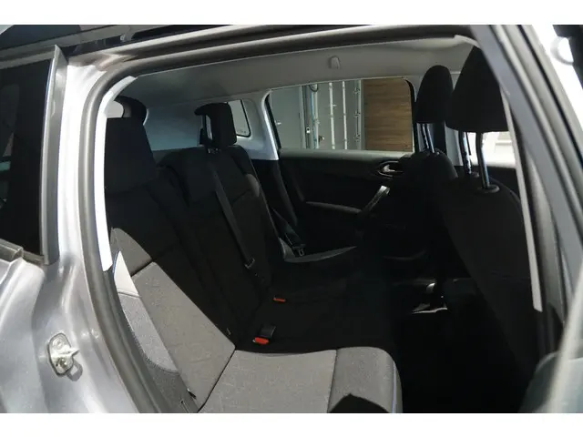 Peugeot 2008 1.2 PureTech Allure 2018 Benzine 25