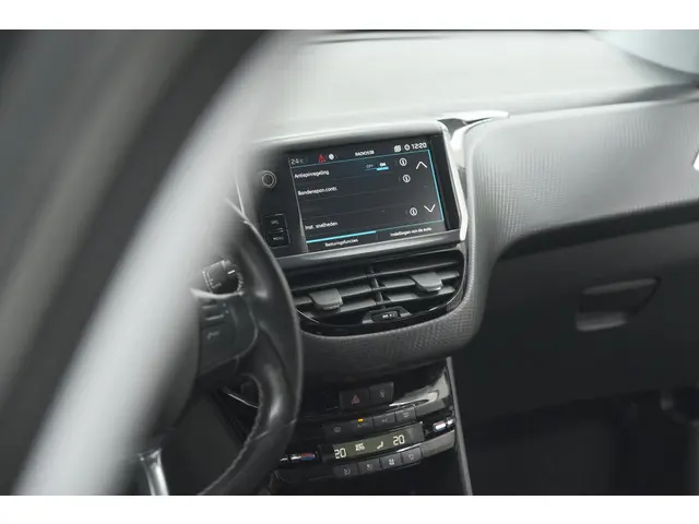 Peugeot 2008 PureTech 130 Allure 2019 Benzine 52