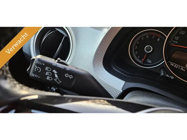 Volkswagen up! 1.0 BMT high up! 2017 Benzine 9