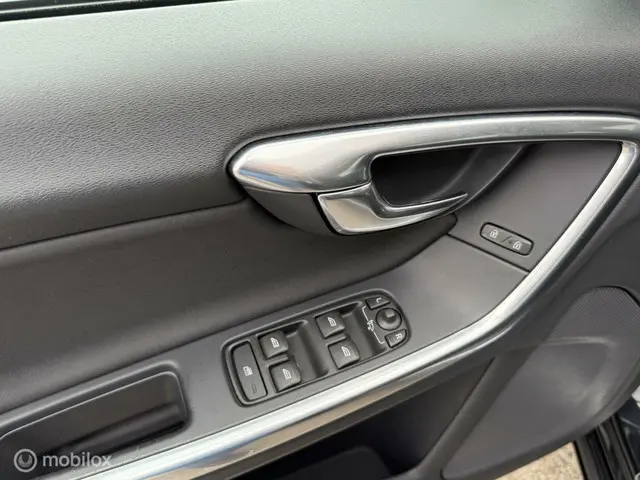 Volvo V60 1.6 T3 Momentum AUTOMAAT, TREKHAAK 2014 Benzine 21