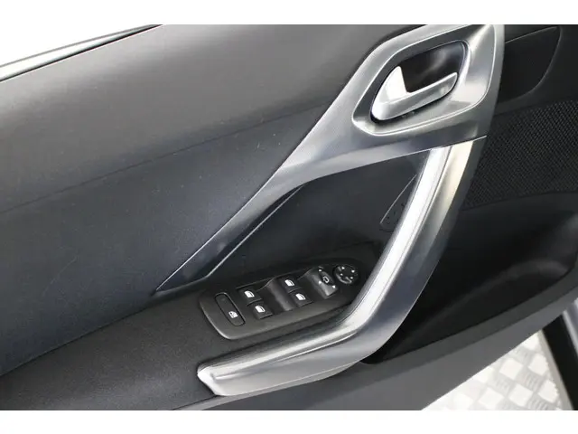 Peugeot 2008 1.2 PureTech Allure 110 PK. 2018 Benzine 17