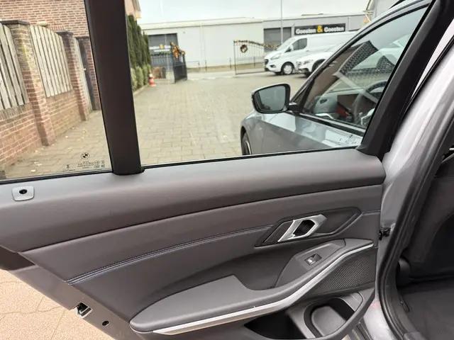 BMW 3 Serie Touring 330i xDrive M-Sport 2025 Benzine 15