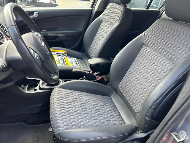 Opel Corsa 1.4-16V Cosmo 2012 Benzine 10
