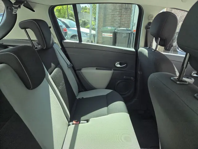 Renault Clio 1.2 Authentique 2012 Benzine 33