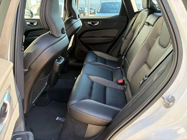 Volvo XC60 2.0 B5 R-Design 2022 Benzine 5