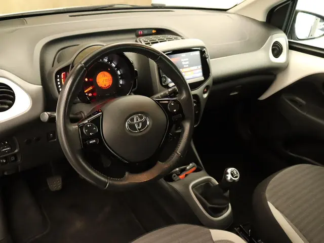 Toyota Aygo 1.0 VVT-i x-play limited 2019 Benzine 3