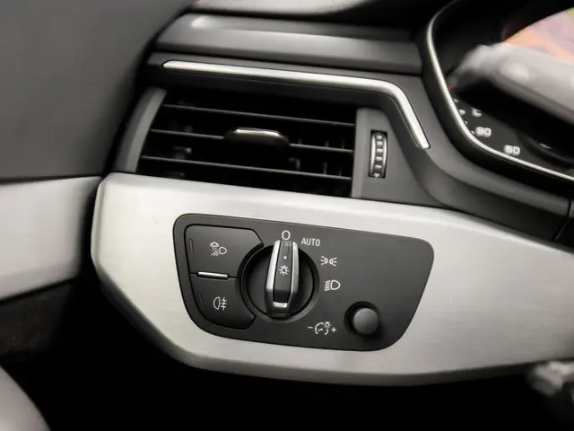 Audi A4 Avant 45 TFSI quattro Sport S line 2019 Benzine 26