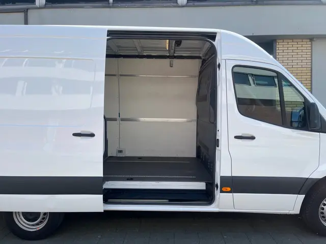 Mercedes-Benz Sprinter 317 1.9 CDI L2H2 2022 Diesel 25