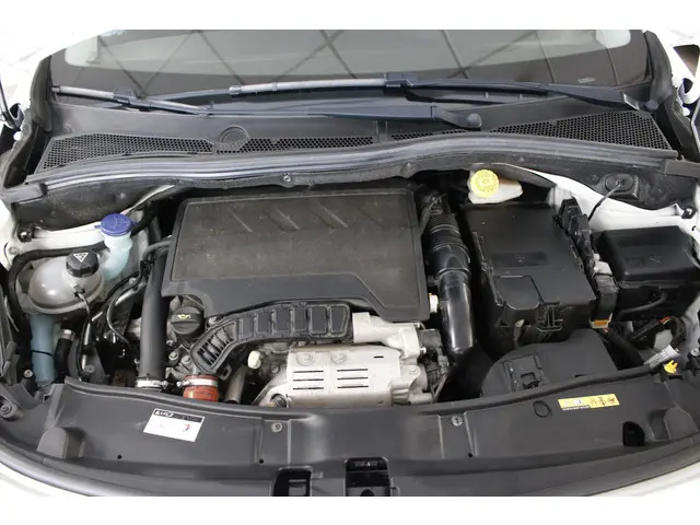 Peugeot 2008 1.2 PureTech Allure 130 PK. 2018 Benzine 34