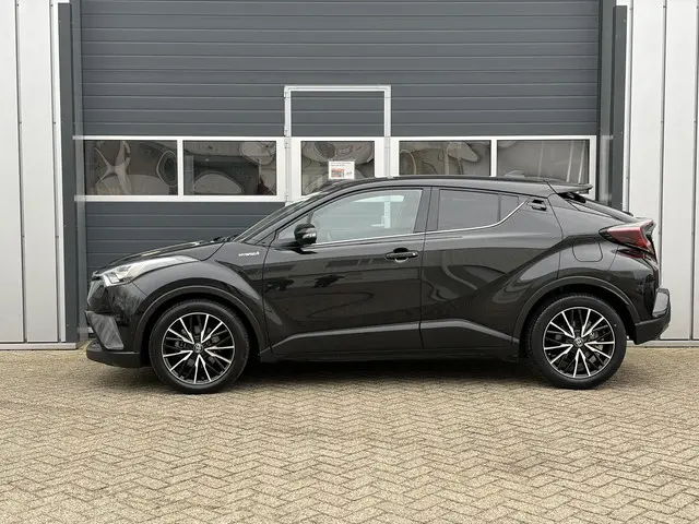 Toyota C-HR 1.8 Hybrid Executive 2019 Hybride Benzine 4