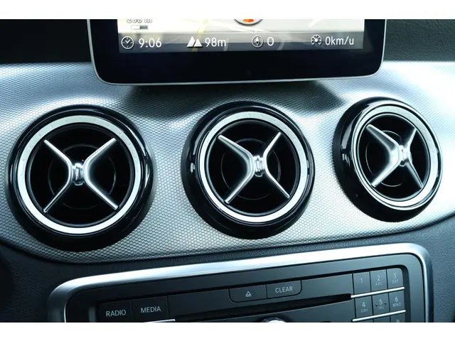 Mercedes-Benz GLA 200 Premium Plus 2018 Benzine 23