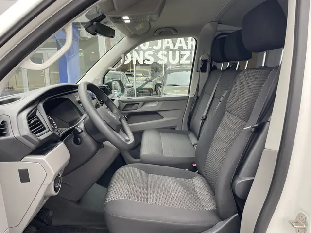 Volkswagen Transporter 2.0 TDI L2H1 28 2023 Diesel 11