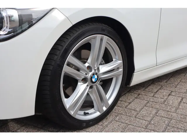 BMW 1 Serie 118i Business+ 2013 Benzine 18