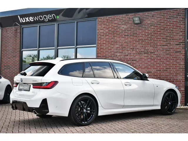 BMW 3 Serie Touring 330e M-Sport 2023 Hybride Benzine 52