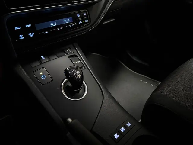 Toyota Auris 1.8 Hybrid Dynamic 2018 Hybride Benzine 8