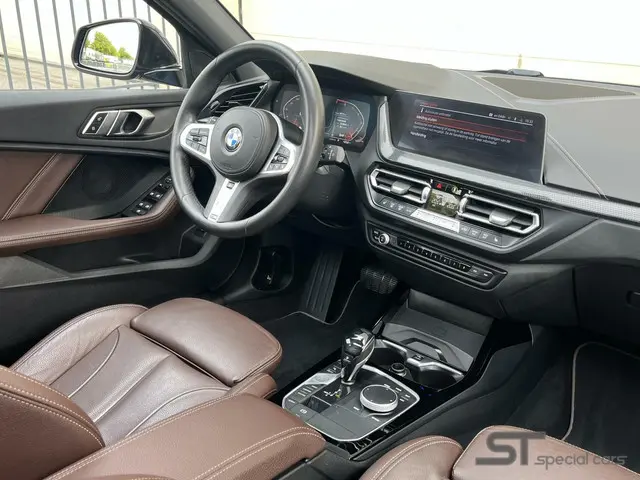 BMW 1 Serie 118i Sport Line|Pano|Leder|HUD 2020 Benzine 14