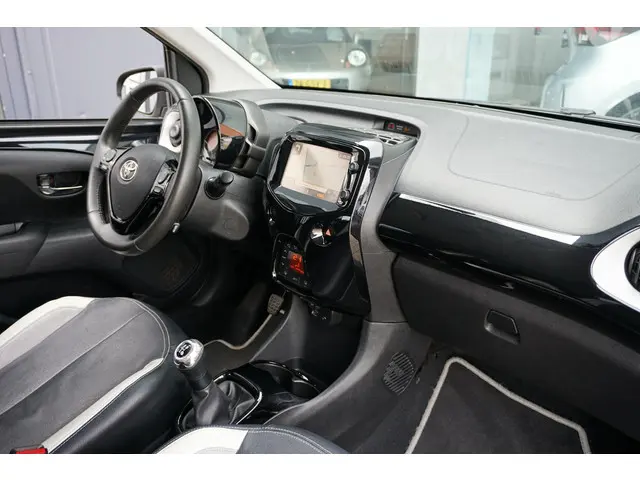 Toyota Aygo 1.0 VVT-i x-clusiv 2014 Benzine 8