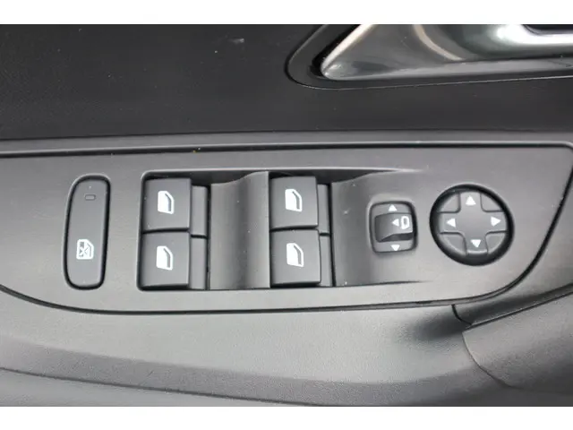Peugeot 2008 1.2 HYBRID 136 GT 2024 Hybride Benzine 23