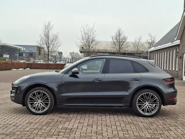 Porsche Macan 3