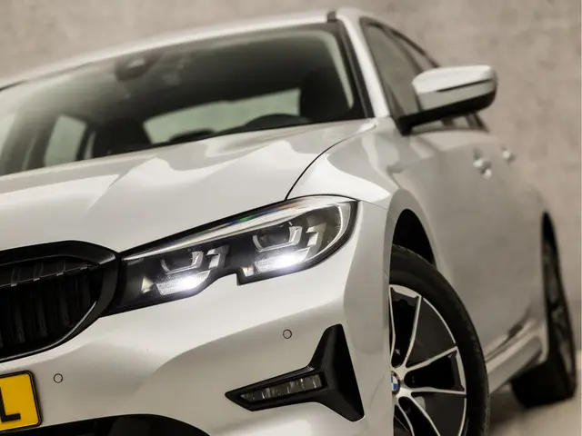 BMW 3 Serie 318i Executive Sportline 2020 Benzine 16