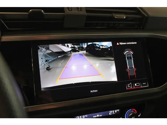 Audi Q3 35 TFSI S edition PANO | Sfeer 2023 Benzine 53