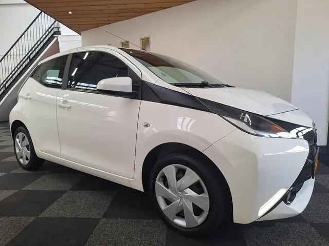 Toyota Aygo 2015. X-Play uitv. 42.000 km NAP. 2015 Benzine 6