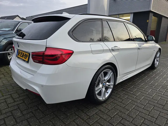 BMW 3 Serie Touring 318i M Sport Edition 2019 Benzine 18